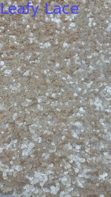 Des tissus brodés en paillettes brillantes, un design coloré, une soirée et un mariage personnalisés pour les femmes.