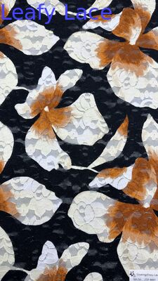 Des fleurs noires et blanches colorées pour les robes de mariée