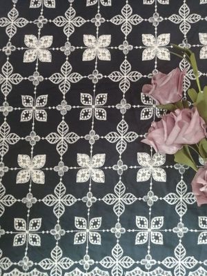 100 yards de coton floral ont brodé le tissu de vêtement d'enfants de tissu d'oeillet